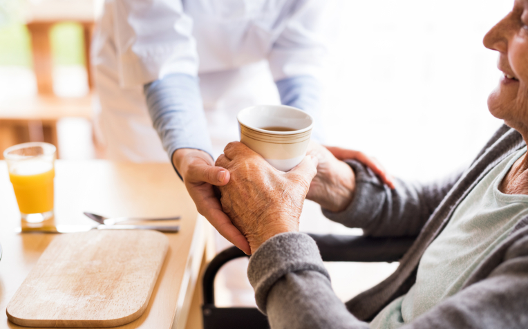 Oprechte aandacht - handen samen met kop koffie 