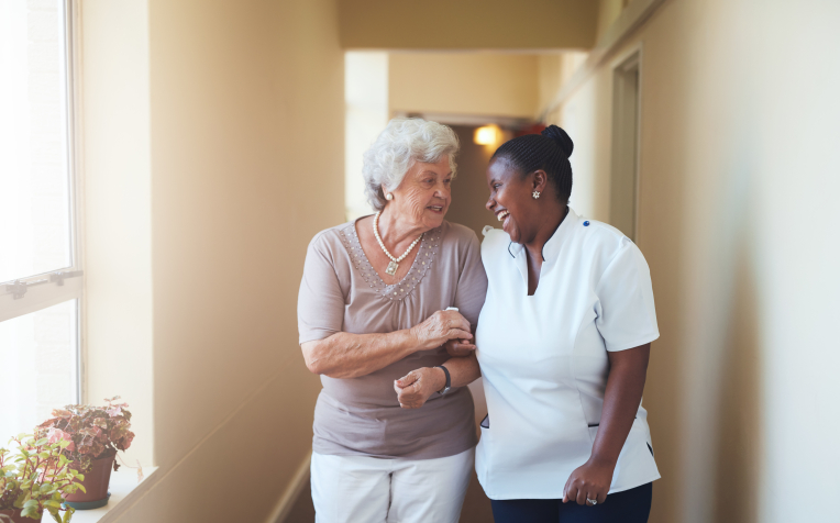 oprechte aandacht - oudere met verzorgende 