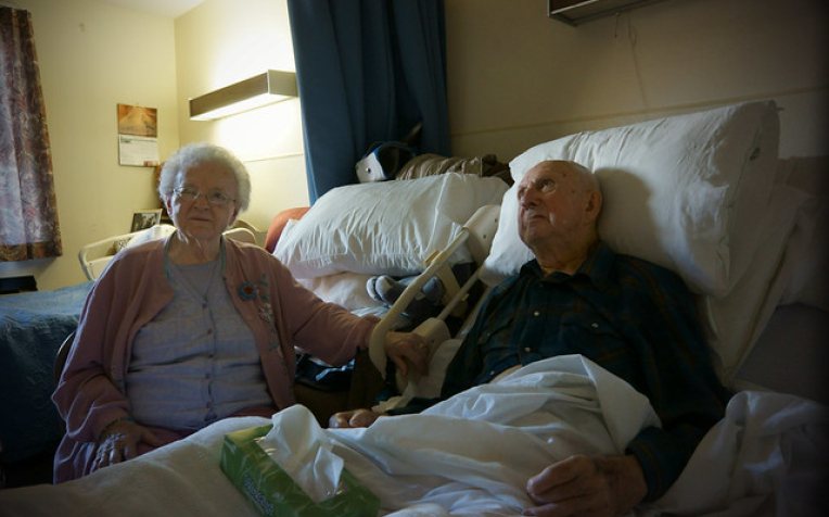 Twee ouderen verpleeghuisbed setting