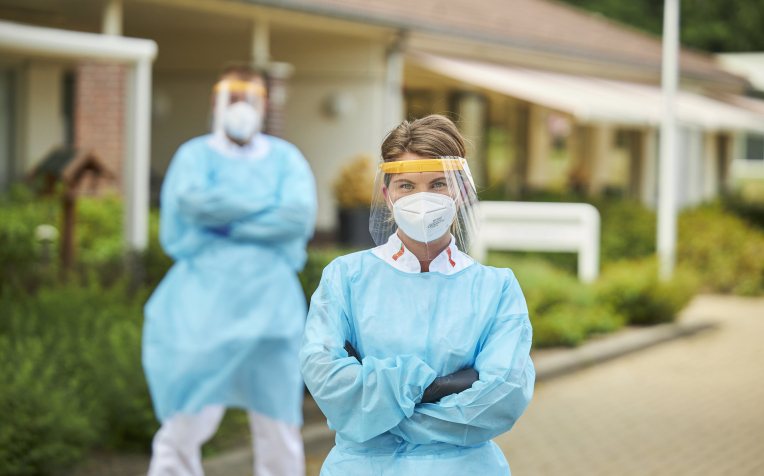 Zorgmedewerkers in beschermende kleding