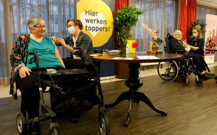 Eerst bewoners gevaccineerd BrabantZorg - foto: Rob Gieling