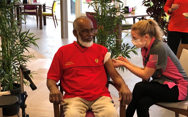 Dhr. Ramzan ontvangt het coronavirus - Zorgbalans - 18 januari 2021