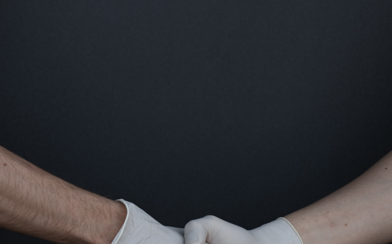 Handen schudden handschoen