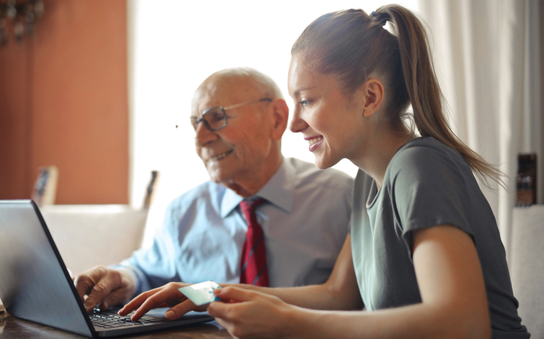 Jong en oud achter de laptop