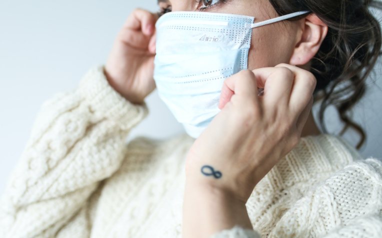 Vrouw met mondkapje