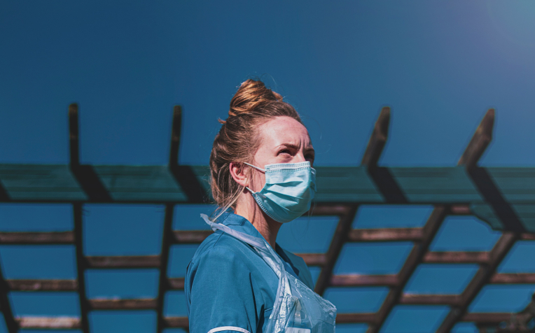 Vrouw in corona uniform