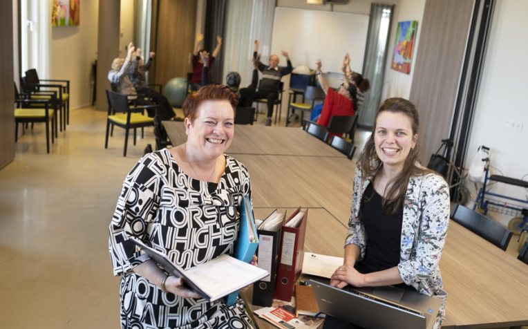 Yvonne (links) en Desiree (rechts) geven dagbesteding bij Laurens in Rotterdam. 