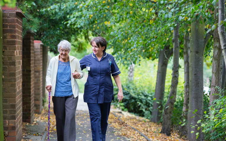 Buiten wandelen met zorgverlener 