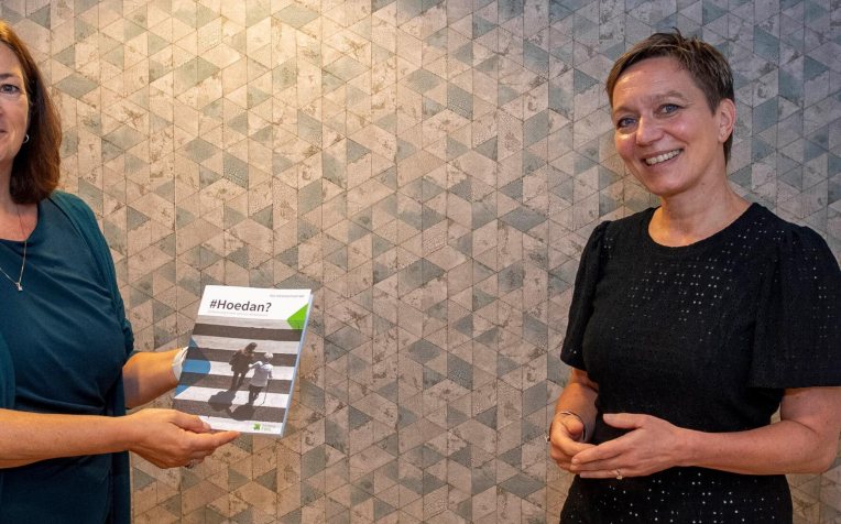 Overhandiging FWG rapport Astrid Westerbeek en Conny Helder