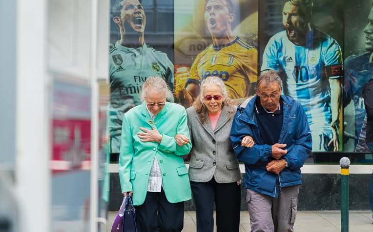 Actieve ouderen aan de wandel in de stad
