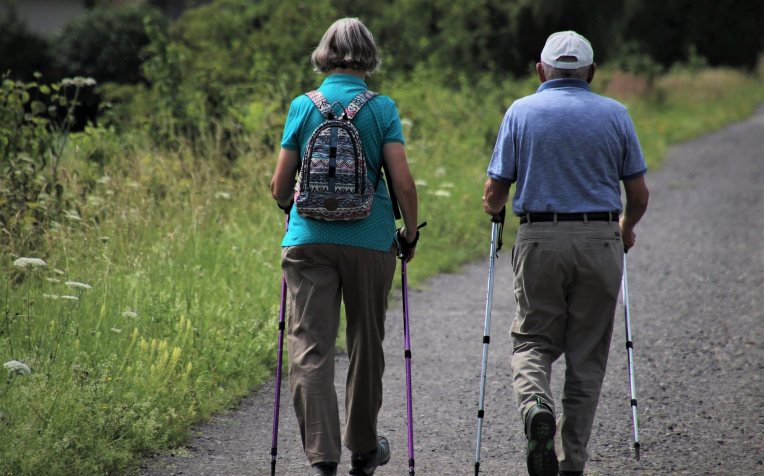 Wandelend stel door de natuur 