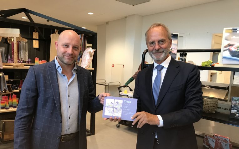 Boekpresentatie bbn adviseurs aan voorzitter Henk Kamp