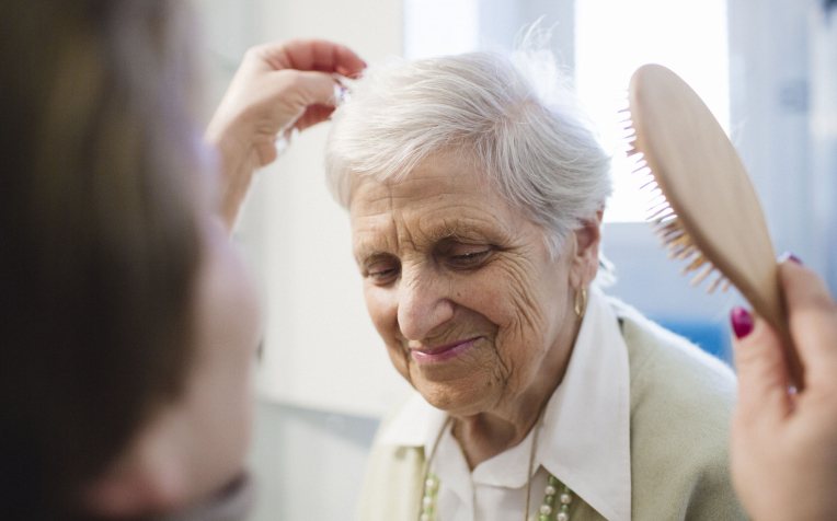 Oudere vrouw met borstel