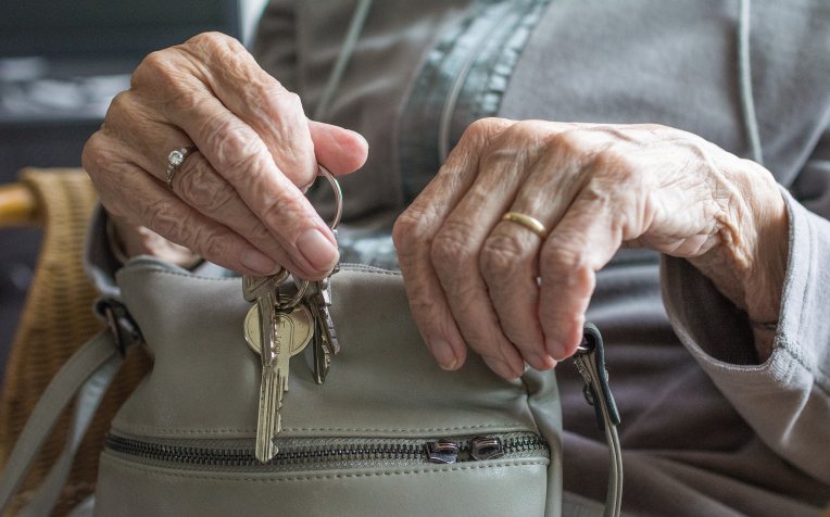 Oudere met sleutels