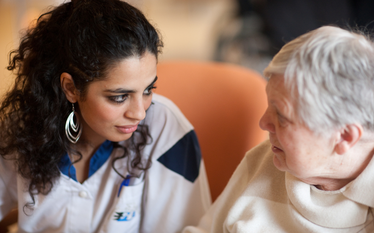 Stockfoto zorgmedewerker en cliënt