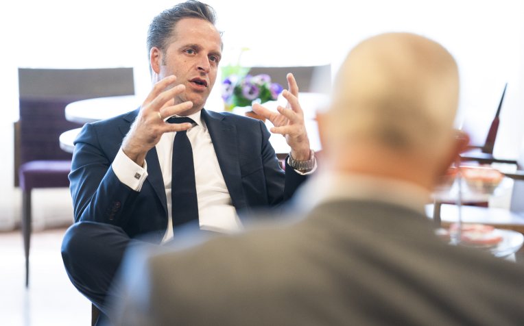 Hugo de Jonge in gesprek