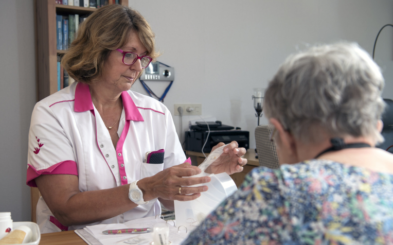 Zorgverlener met client 