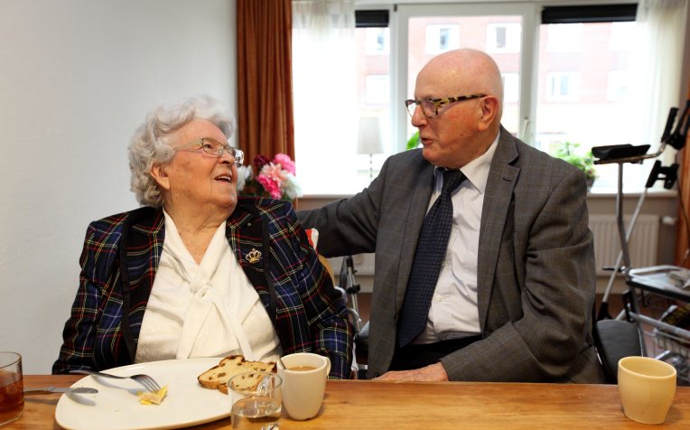 Echtpaar in verpleeghuis of thuissituatie 