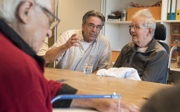 Groepsactiviteit met vrijwilliger in verpleeghuis