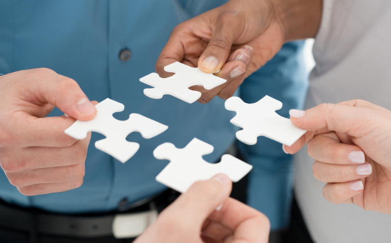 puzzelstukken worden in elkaar gezet