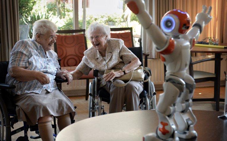 ouderen met robot