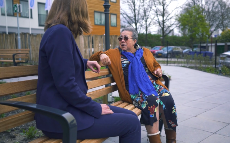 2 personen in gesprek op een bankje