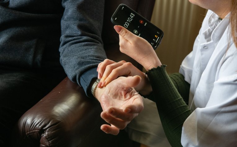 wijkverpleging bij client hartslag meten 