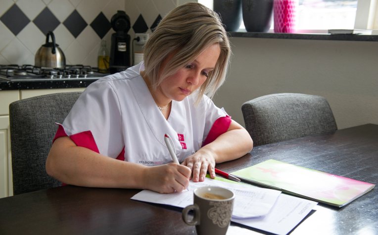 wijkverpleegkundige bij client thuis zorgplan