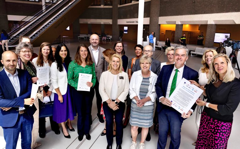 Vakbonden en werkgevers in de zorg overhandigen Kamerleden pamflet