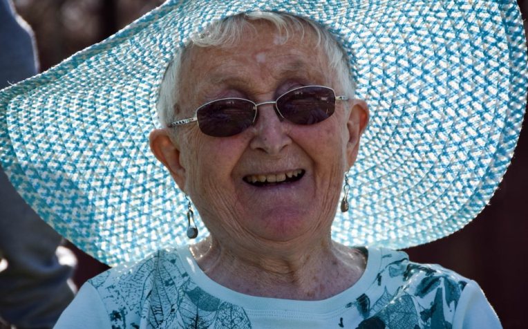 Oudere vrouw met zomerhoed