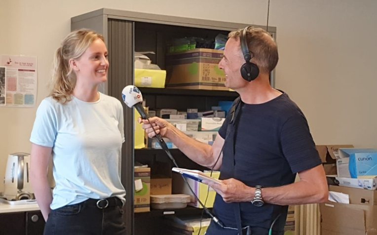Wijkverpleegkundige Claudia de Jong in gesprek met NOS verslaggever Mattijs van de Wiel