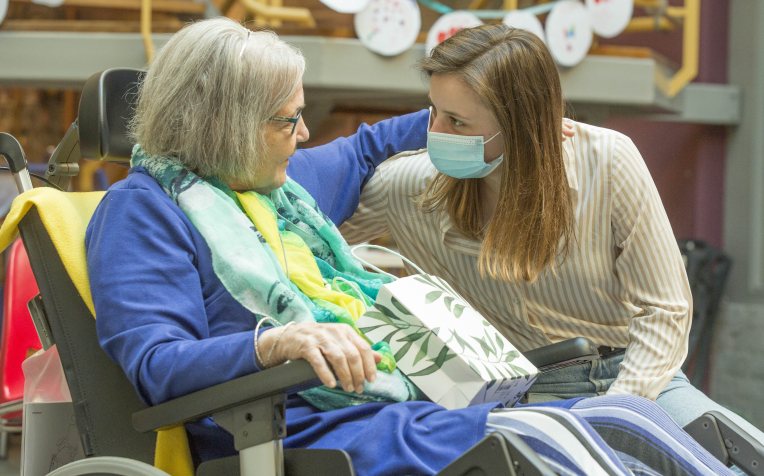 Mevrouw in rolstoel met gezelschap