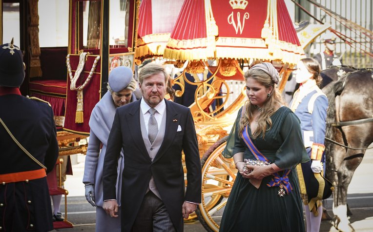 Koning Willem-Alexander, Koningin Maxima en prinses Amelia verlaten de Glazen Koets