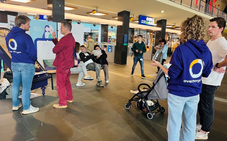 in gesprek op station Eindhoven CS