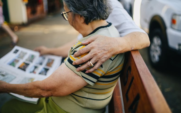 echtpaar samen foto's kijken 
