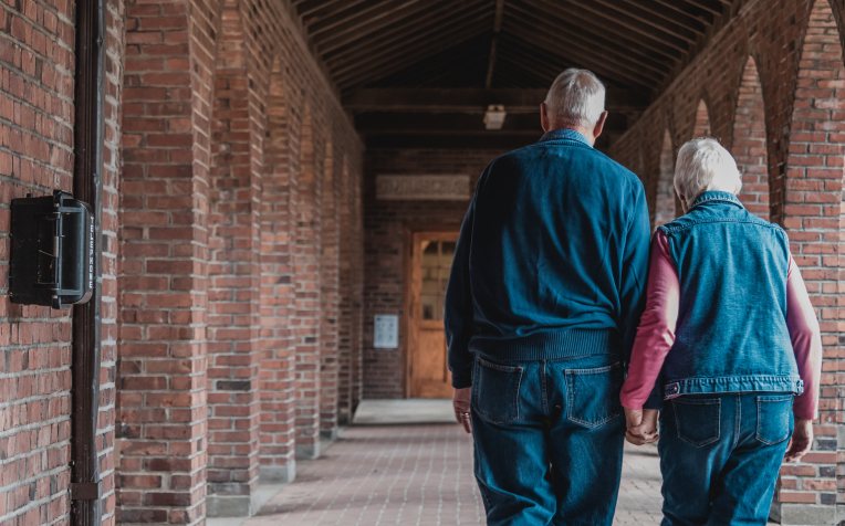 Ouderen lopen door een buitengang