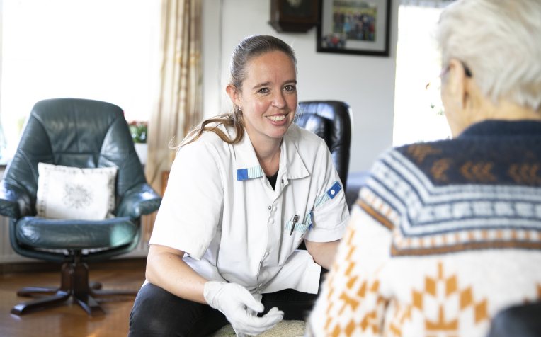 Wijkverpleging bij vrouw thuis 