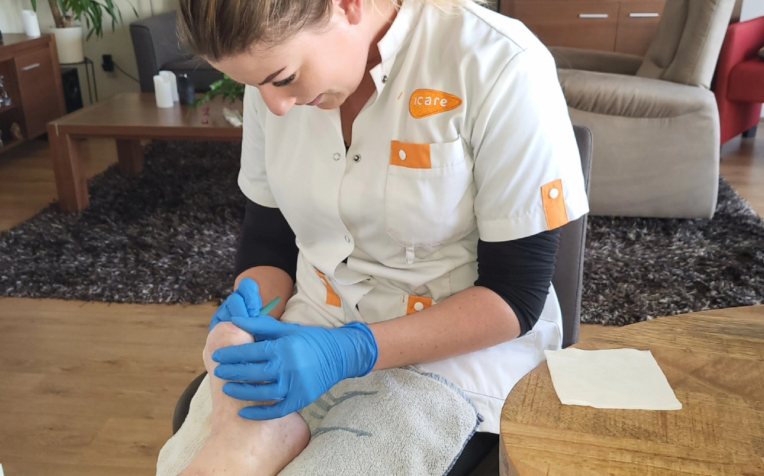 verpleegkundig specialist Lisanne Pomp aan het werk