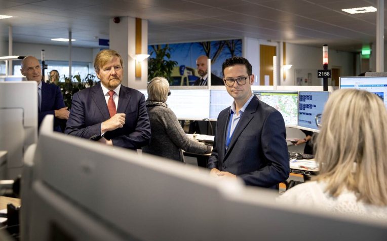 De Koning en minister Kuipers spreken met medewerkers ZCC over hoe met meetapparatuur en een app patiënten thuis gemonitord kunnen worden