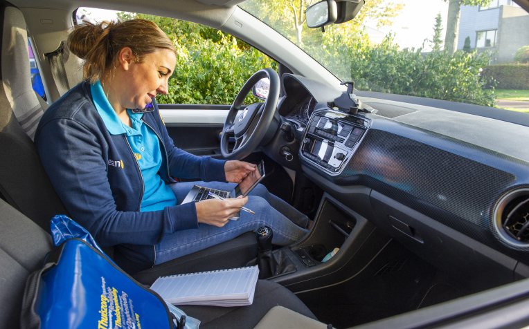Wijkverpleging op pad in auto
