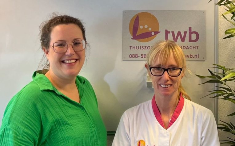 wijkverpleegkundige Anneleen van Osta en helpende Bea Hermsen