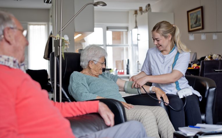 Zorgmedewerker en bewoner