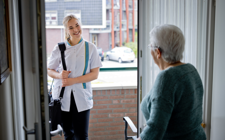 Dame doet open voor wijkverpleegkundige 