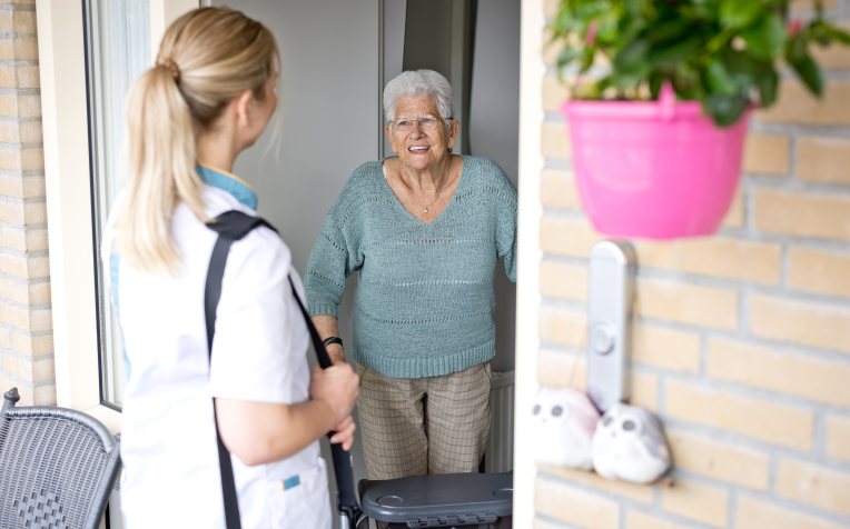 Wijkverpleging aan de deur bij dame 