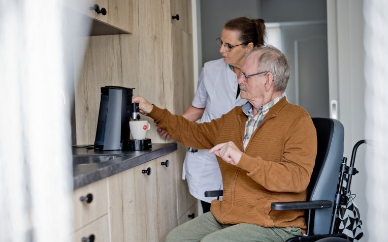 Wijkverpleging met heer zet zelf koffi 