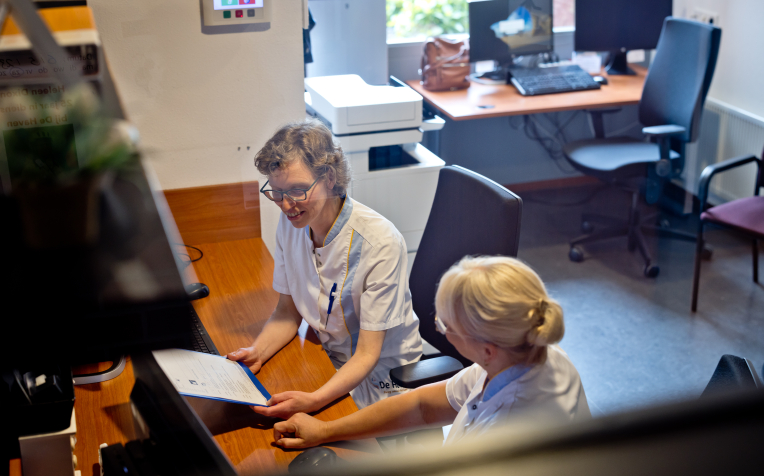 Zorgmedewerkers in overleg 