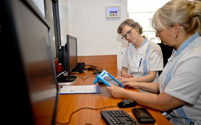 zorgmedewerkers in overleg