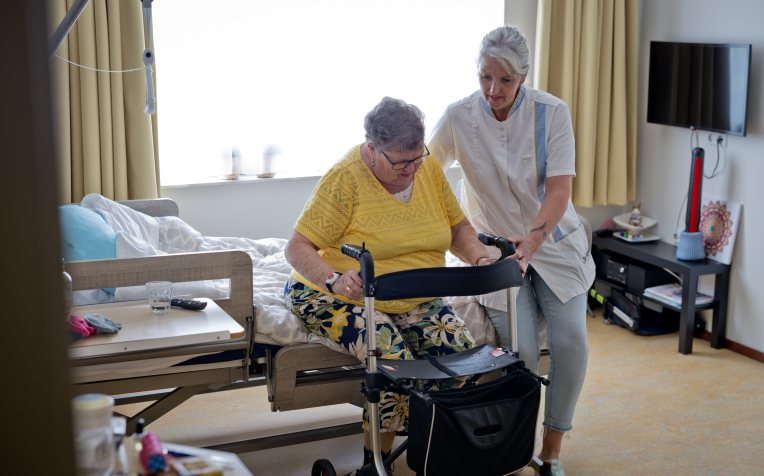 Zorgmedewerker helpt client bij revalidatie