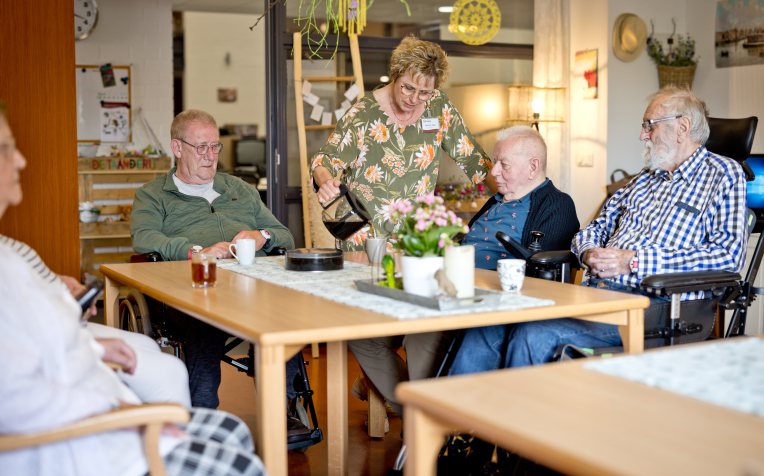 Bewoners drinken met elkaar koffie 