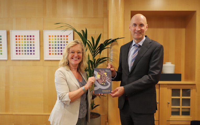 Minister Kuipers neemt rapport Met de stroom mee in ontvangst van RVS-voorzitter Jet Bussemaker